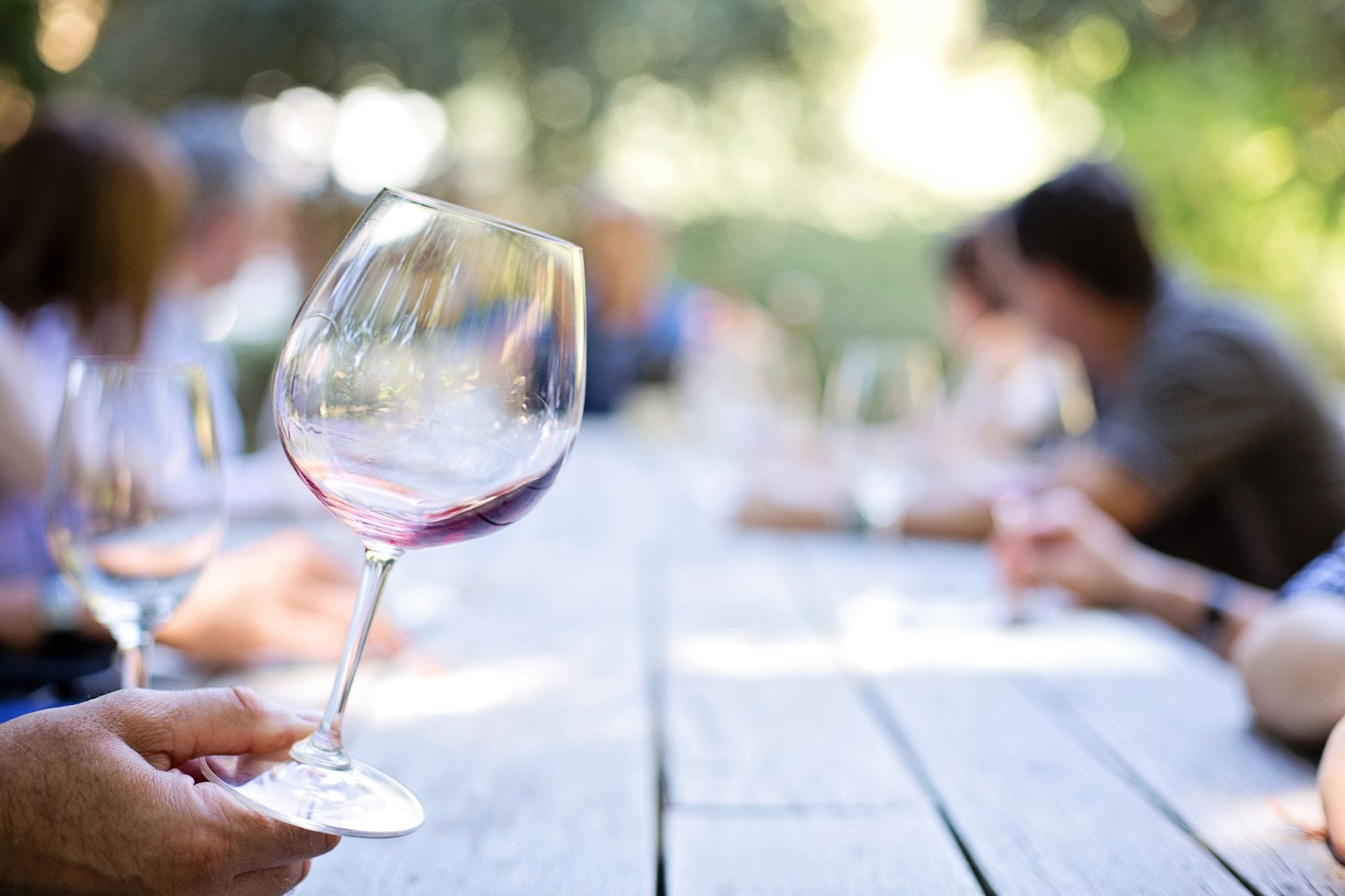Verre de vin en dégustation, lumière naturelle